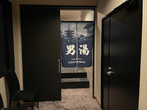男性更衣室入口